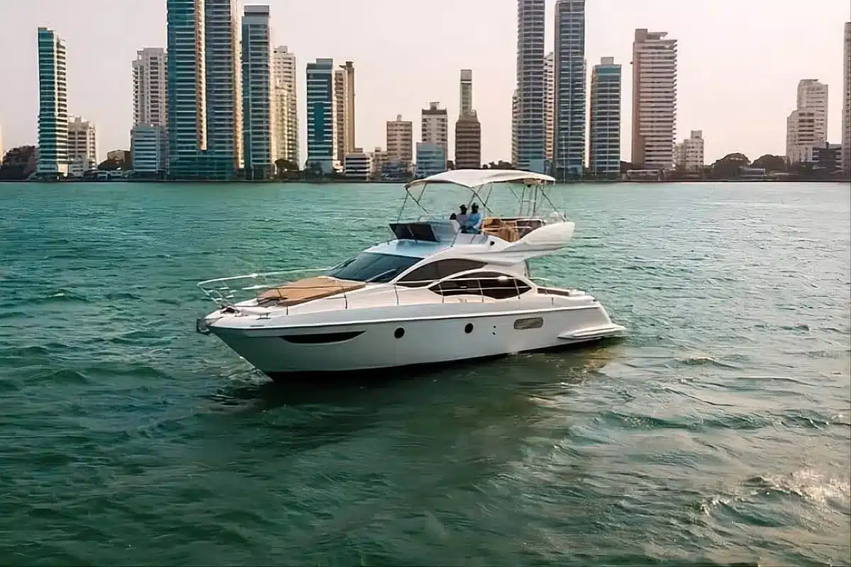 Yate Sea King frente a las aguas turquesa de Barú